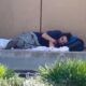 Ex actor durmiendo en la calle sobre cartones, ilustrando situación de abandono y pobreza