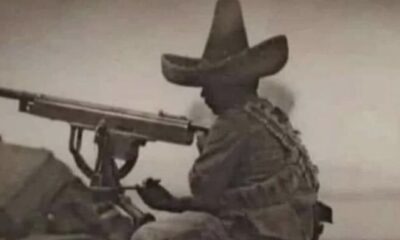 Soldado revolucionario operando una ametralladora, posiblemente durante la Revolución Mexicana.