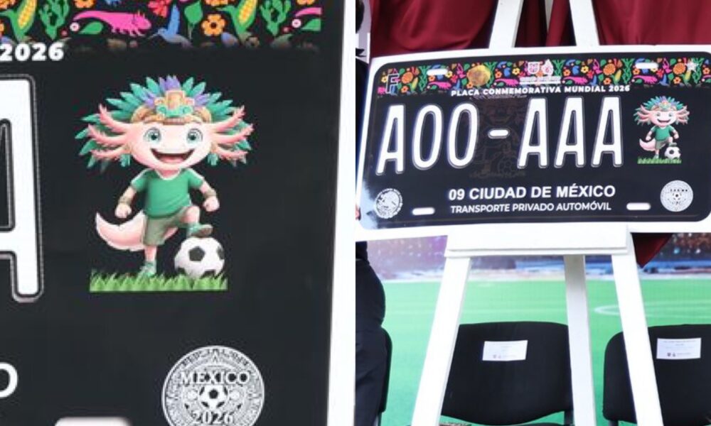 Placas vehiculares conmemorativas de la CDMX rumbo al Mundial 2026, mostradas en caballetes durante su presentación oficial.