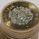 Pila de monedas mexicanas de diez pesos mostrando el diseño central del calendario mexica.