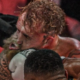 Rostro inflamado de Jake Paul tras recibir un fuerte golpe durante un combate de boxeo profesional.