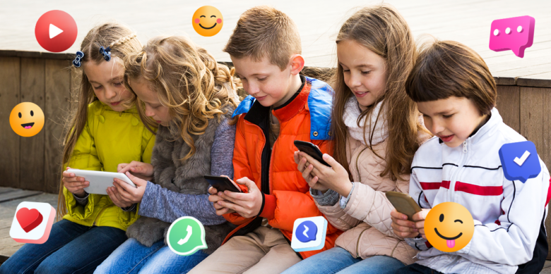 Niños utilizando teléfonos y tabletas mientras interactúan con íconos de redes sociales, representando el uso digital temprano.