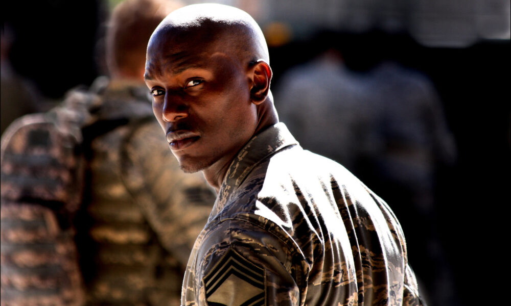 Actor en uniforme militar mirando a la cámara, imagen asociada a publicación viral de Tyrese Gibson en redes sociales.