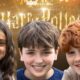 Tres menores caracterizados como protagonistas de la nueva serie de Harry Potter, anunciada para estrenarse en 2027.
