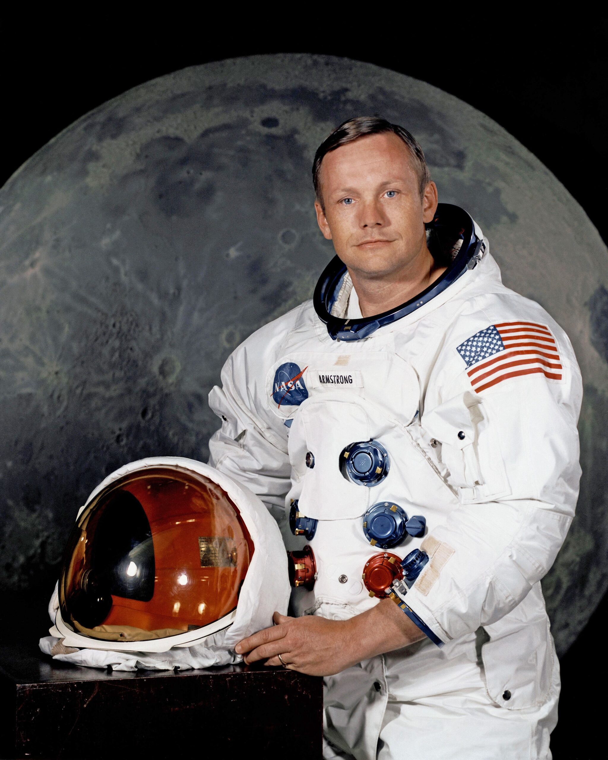 Astronauta del Apollo 11 con traje espacial frente a la Luna.