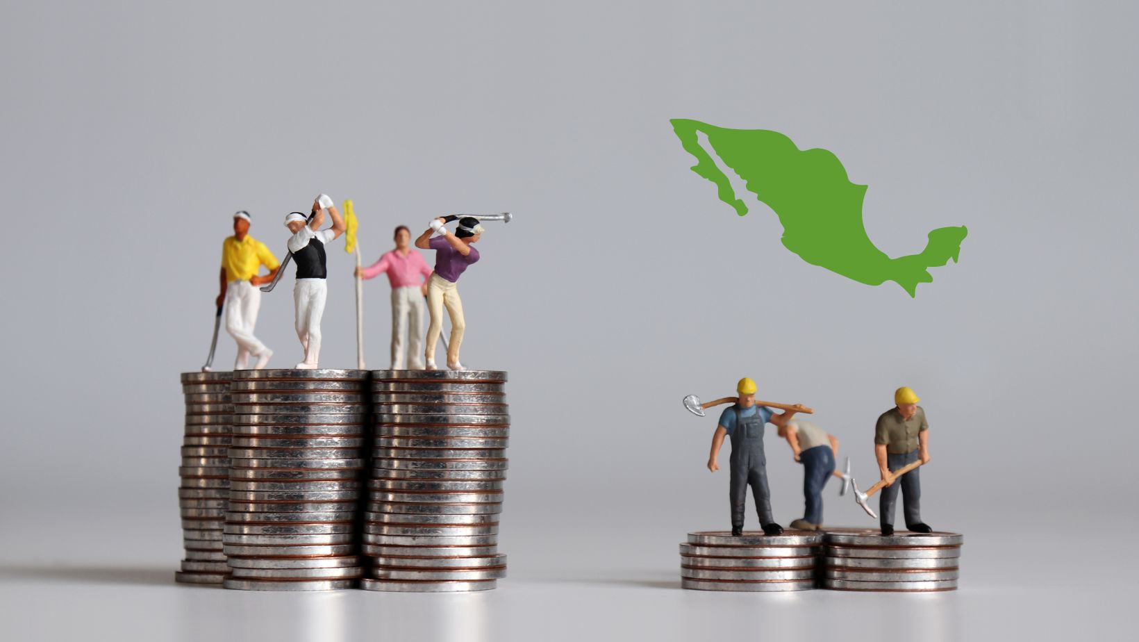 Monedas y billetes junto a una casa y un auto en miniatura, con una calculadora y documentos financieros, simbolizando economía familiar y lucha económica.