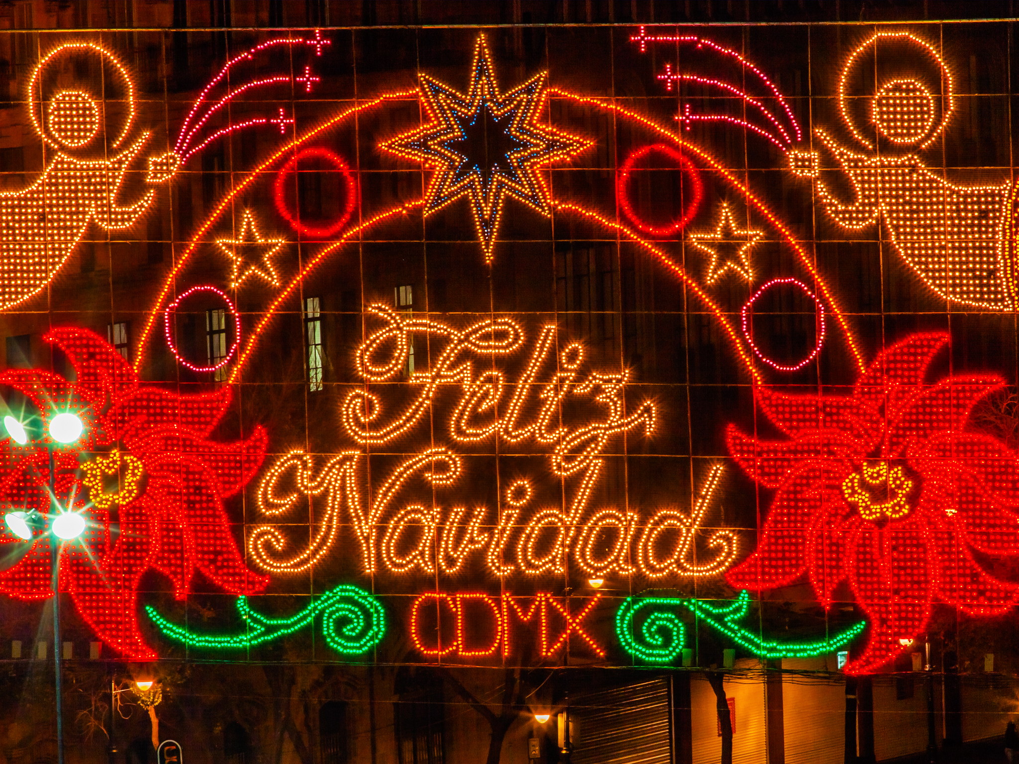 Iluminación navideña con la frase “Feliz Navidad CDMX” en la Ciudad de México.
