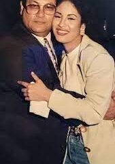 Abraham Quintanilla junto a Selena Quintanilla en fotografía histórica.