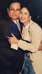 Abraham Quintanilla junto a Selena Quintanilla en fotografía histórica.