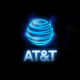 Logotipo corporativo de una empresa de telecomunicaciones con fondo oscuro.