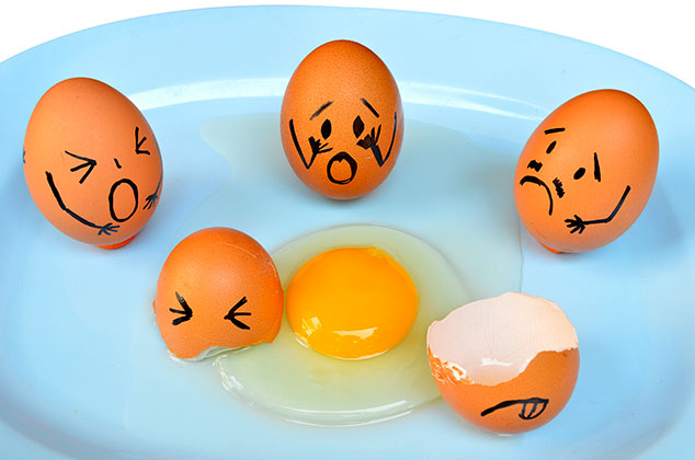 Huevos con expresiones que representan el debate sobre colesterol y salud.