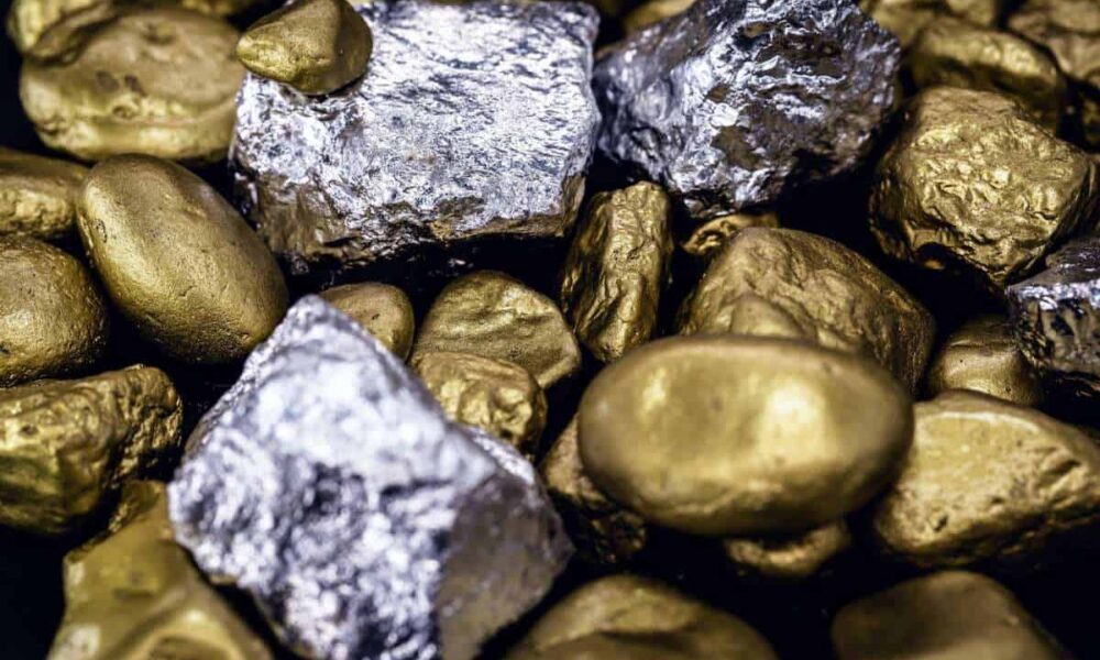 Muestras de oro y plata utilizadas para ilustrar estudios sobre metales en el cuerpo humano.