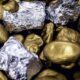 Muestras de oro y plata utilizadas para ilustrar estudios sobre metales en el cuerpo humano.