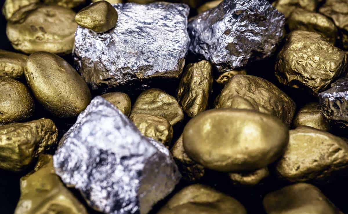 Muestras de oro y plata utilizadas para ilustrar estudios sobre metales en el cuerpo humano.