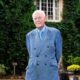 Sir Benjamin Slade, multimillonario británico de 79 años, posando frente a su mansión y un auto de lujo.