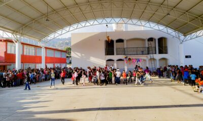 Niñas y niños reunidos durante la celebración del Día de Reyes en La Magdalena Yancuitlalpan, Tochimilco, con familias participando en un evento comunitario.