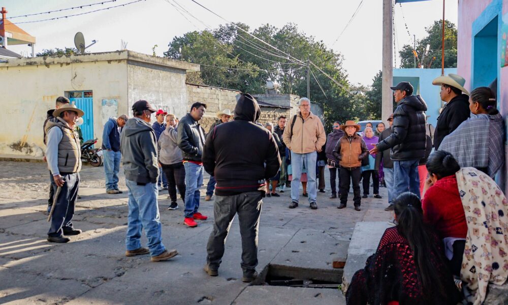 Reunión vecinal en la calle con autoridades y usuarios para discutir temas de agua en Tochimilco.