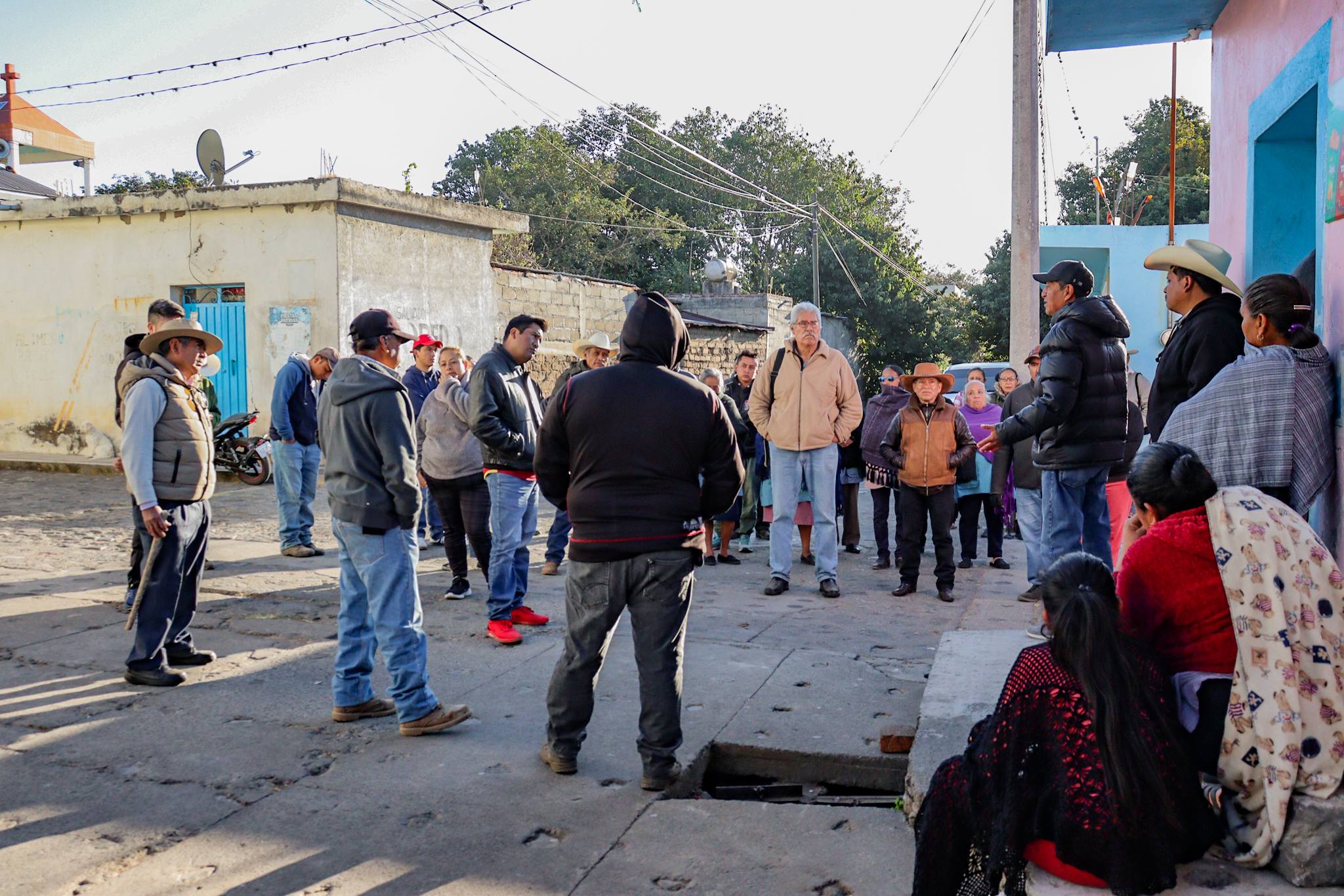 Reunión vecinal en la calle con autoridades y usuarios para discutir temas de agua en Tochimilco.