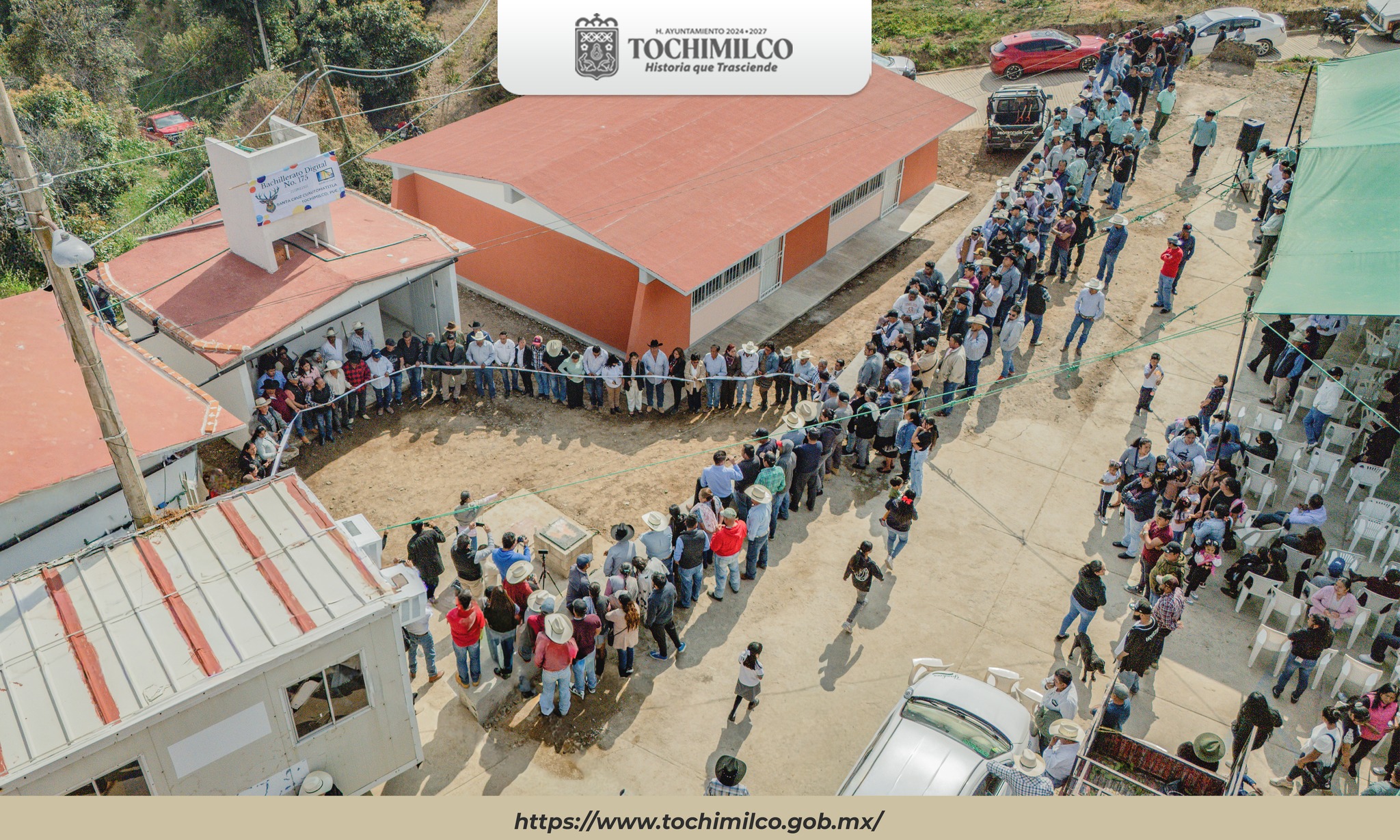 Inauguración de aulas del Bachillerato Digital No. 175 en Santa Cruz Cuautomatitla con presencia de autoridades y comunidad.