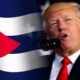 Donald Trump hablando frente a la bandera de Cuba en contexto de tensión geopolítica.