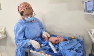 Enfermera del IMSS atendiendo a una recién nacida en incubadora