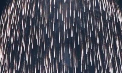 Fuego artificial gigante en Japón iluminando la ciudad de noche