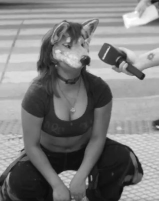 Entrevista callejera a mujer que dice identificarse como perro.