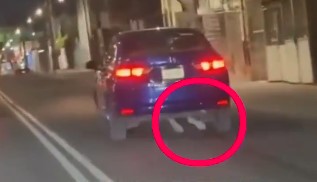 Imagen nocturna muestra automóvil azul implicado en incidente con motociclista en CDMX.