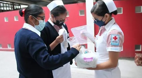 Enfermeras mexicanas atendiendo material médico en hospital durante jornada laboral.