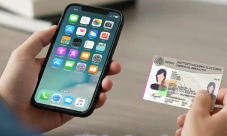 Persona vinculando su línea Telcel con identificación oficial y CURP en México.