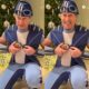 Magnús Scheving vuelve a usar el traje de Sportacus frente a un árbol navideño.