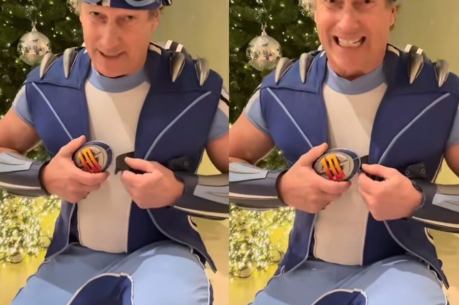 Magnús Scheving vuelve a usar el traje de Sportacus frente a un árbol navideño.
