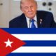 Fotografía del expresidente de Estados Unidos junto a la bandera de Cuba, representando tensiones diplomáticas por petróleo venezolano.