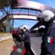 Policías someten a un motociclista en un puente peatonal en México.