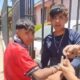 Dos jóvenes sometidos con cuerdas en la vía pública tras un presunto ataque a un adulto mayor.