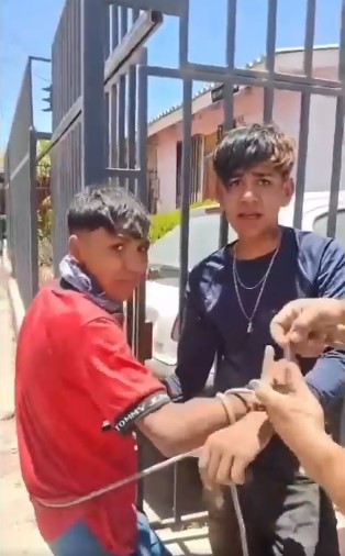 Dos jóvenes sometidos con cuerdas en la vía pública tras un presunto ataque a un adulto mayor.