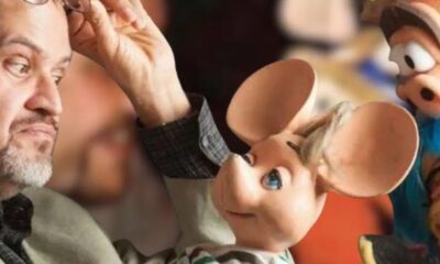 “Foto del personaje Topo Gigio a la izquierda y a la derecha el titiritero Gabriel Garzón posando junto al muñeco en un set de televisión.”