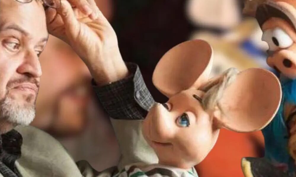 “Foto del personaje Topo Gigio a la izquierda y a la derecha el titiritero Gabriel Garzón posando junto al muñeco en un set de televisión.”