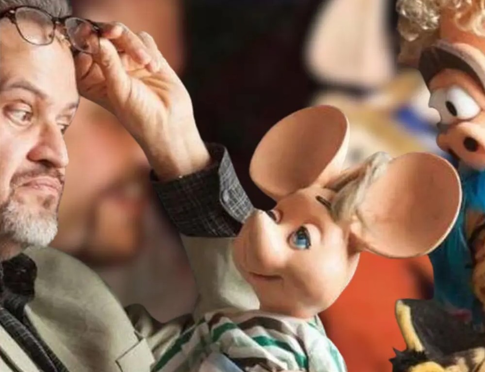 “Foto del personaje Topo Gigio a la izquierda y a la derecha el titiritero Gabriel Garzón posando junto al muñeco en un set de televisión.”
