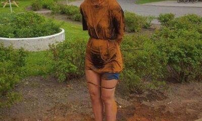 “Persona cubierta de canela, atada con cuerdas a un poste, como parte de una tradición danesa para quienes cumplen 25 años y no están casados.”