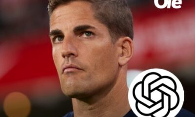 “Fotografía del entrenador español Robert Moreno con el logo de ChatGPT, relacionada con su despido por usar inteligencia artificial para decisiones deportivas.”