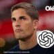 “Fotografía del entrenador español Robert Moreno con el logo de ChatGPT, relacionada con su despido por usar inteligencia artificial para decisiones deportivas.”