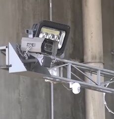 Cámara de fotomulta instalada bajo un puente en Puebla para detectar exceso de velocidad y otras infracciones viales.