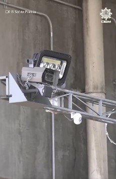Cámara de fotomulta instalada bajo un puente en Puebla para detectar exceso de velocidad y otras infracciones viales.