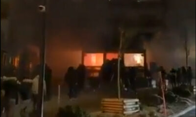 Elemento Texto Alt-text Incendio nocturno en un bar en Suiza durante celebraciones de Año Nuevo con personas intentando evacuar