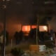 Elemento Texto Alt-text Incendio nocturno en un bar en Suiza durante celebraciones de Año Nuevo con personas intentando evacuar