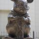 Estatua del ratón de laboratorio tejiendo una cadena de ADN en Rusia.