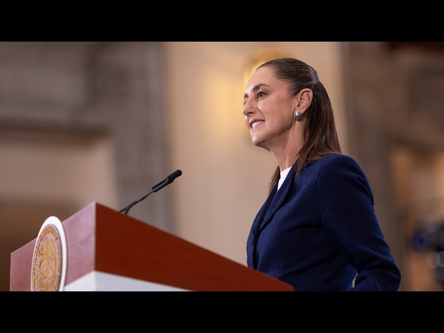 Claudia Sheinbaum durante anuncio económico en Palacio Nacional sobre deuda pública.