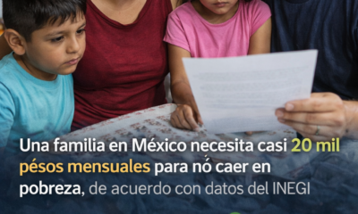 Familia mexicana revisando documentos en casa, acompañada de datos del INEGI sobre el ingreso mensual necesario para no caer en pobreza en zonas urbanas y rurales.