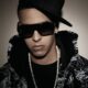 Daddy Yankee en una sesión fotográfica representativa de su etapa urbana y legado musical.